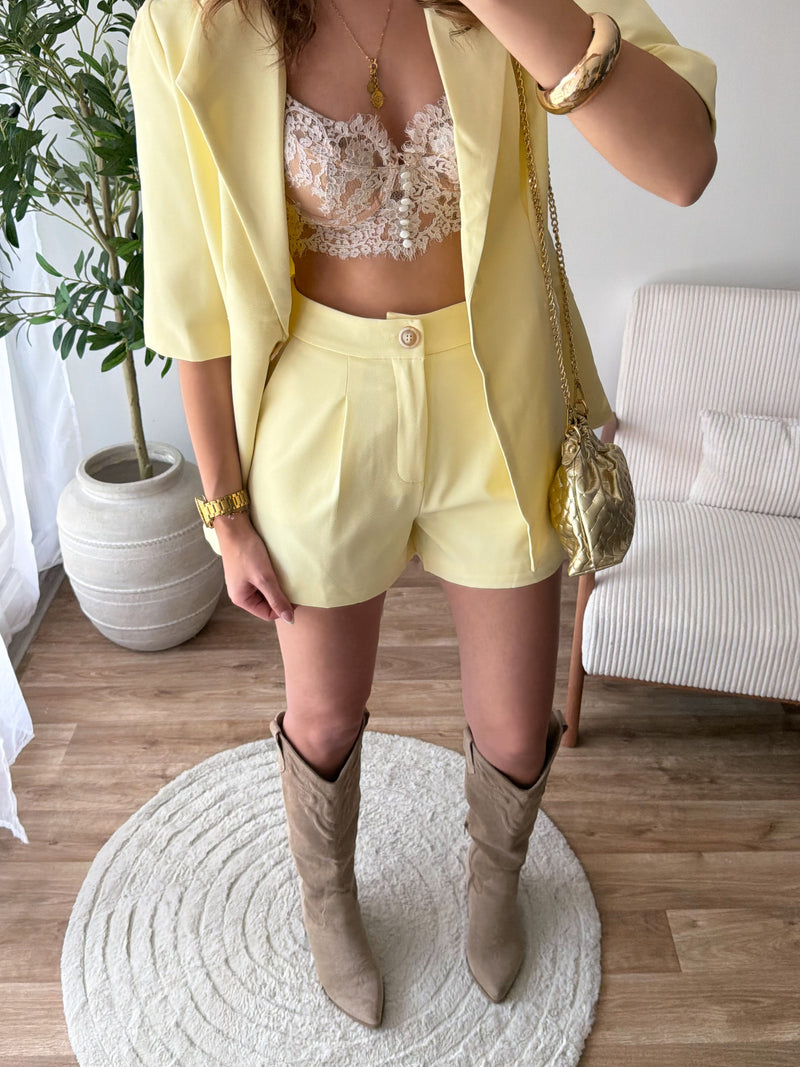 Short tailleur jaune