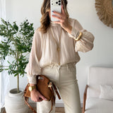 Blouse satinée beige